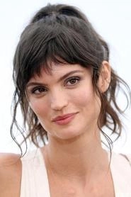 Ảnh diễn viên Charlbi Dean