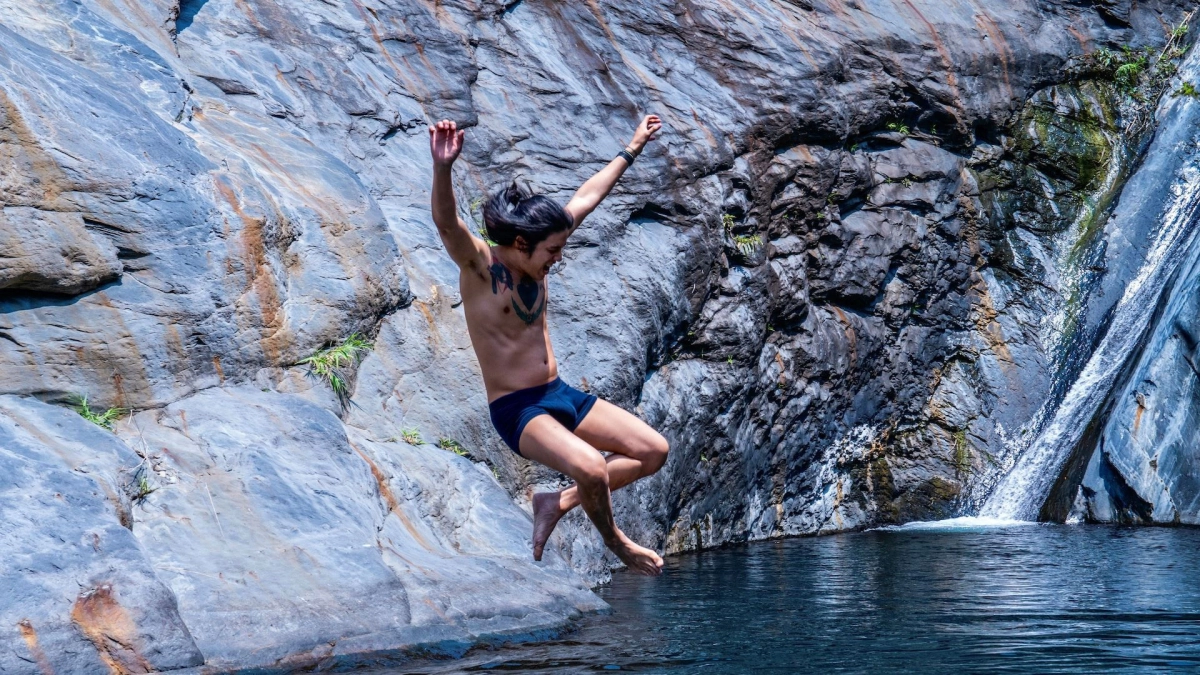 Bão đang đến gần (J Is for Just an Afternoon Thunderstorm)