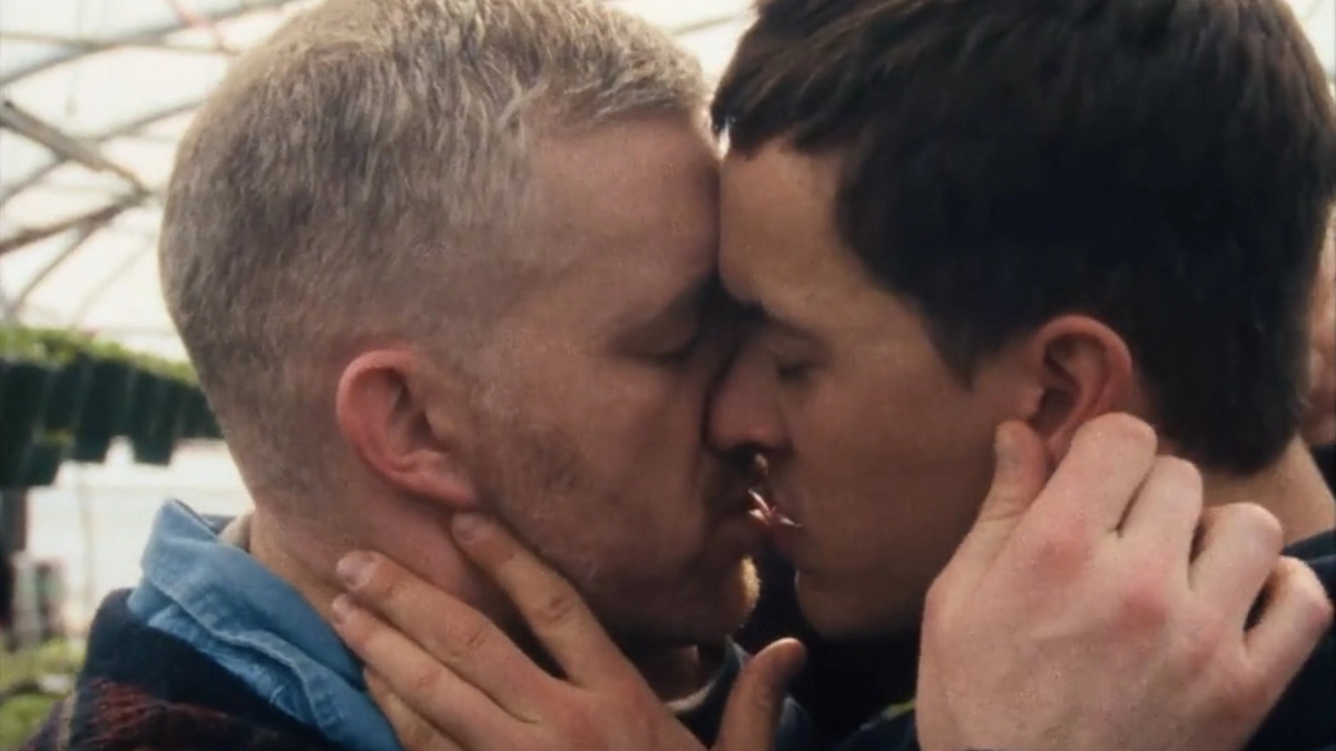 Dưới Lớp Vỏ Bọc (Plainclothes)