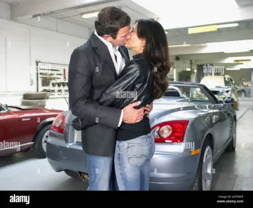 Lãng mạn trong nhà để xe (Romantic in Garage)