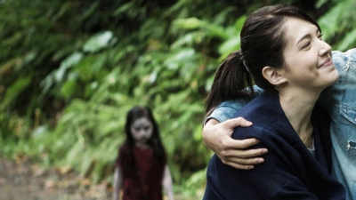 Váy Đỏ Đẫm Máu (The Tag-Along)